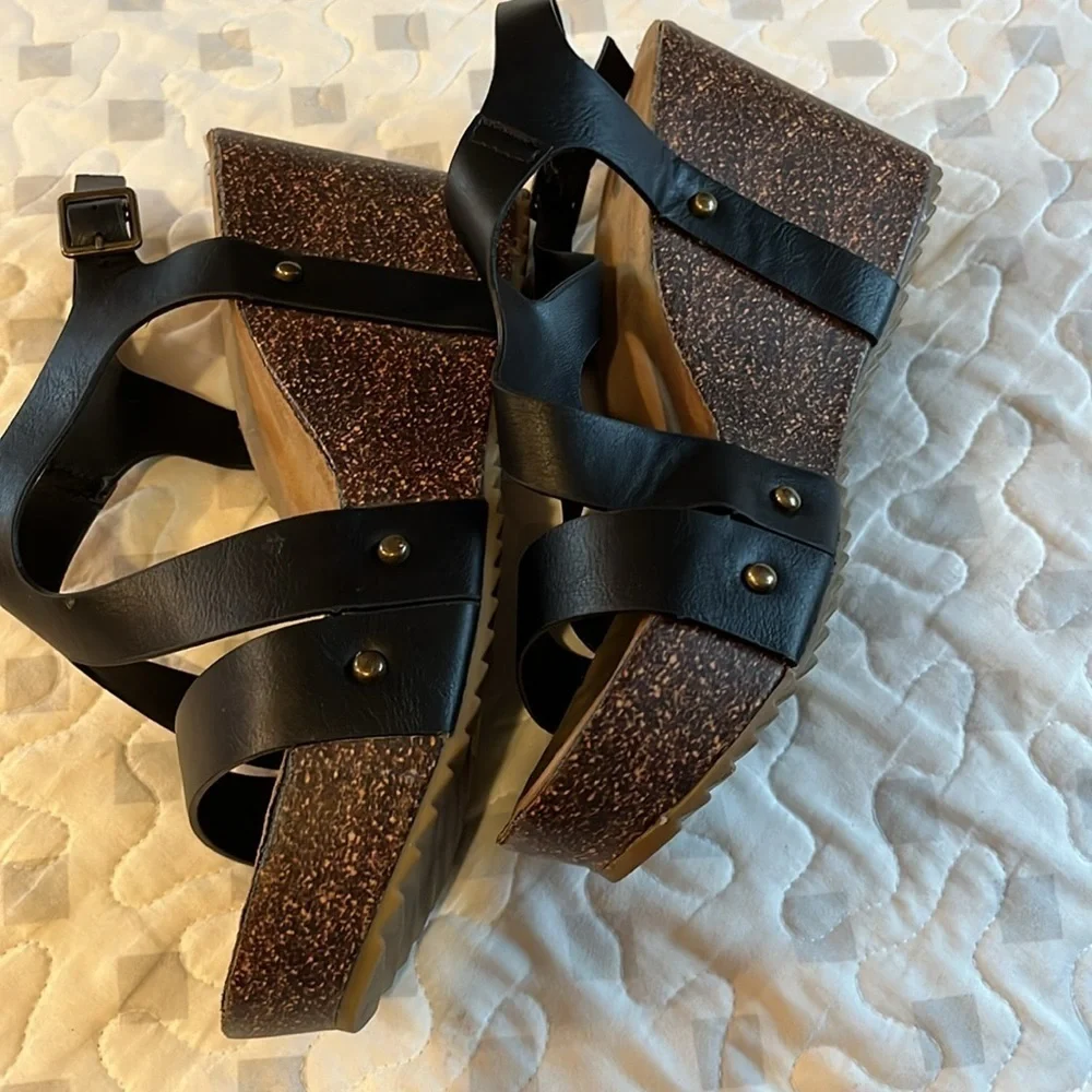 Journee Collection Wedge Geneva Black Sandal Size 7.5M​​​​​